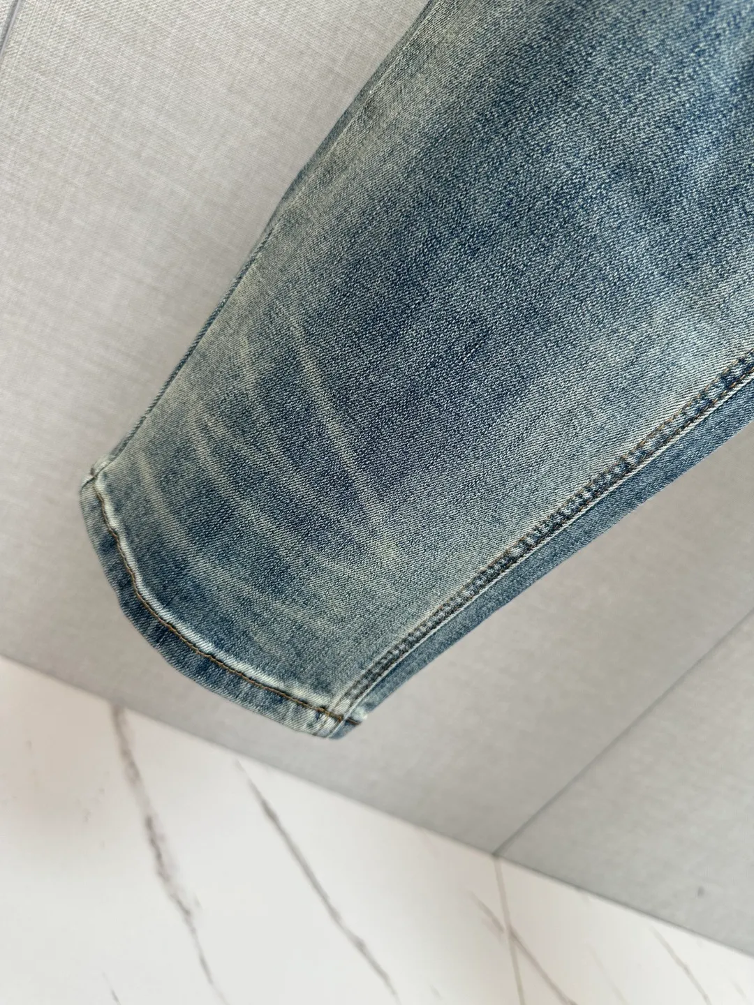 Available at the official website counter at the same time, the Original is a very stylish pair of jeans, with customized original washed denim fabric, unique design, top-notch printing technology letter pattern logo, original hardware accessories decoration, an extremely outstanding pair of jeans, the materials and craftsmanship are extremely luxurious and exquisite, extremely high-grade, handsome and stylish upper body, recommended 👍, Sizes: 29-38